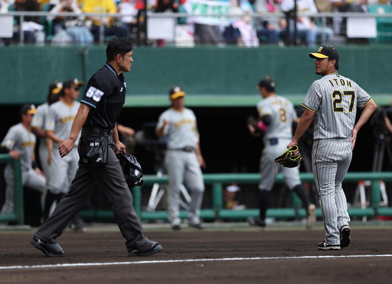 巨人対阪神　1回裏を終え、浮かない表情でベンチに戻る伊藤将（右）（撮影・河田真司）