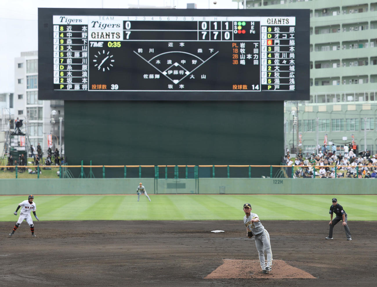 巨人対阪神　1回裏、巨人打線に7失点を喫した阪神伊藤将（撮影・前田充）