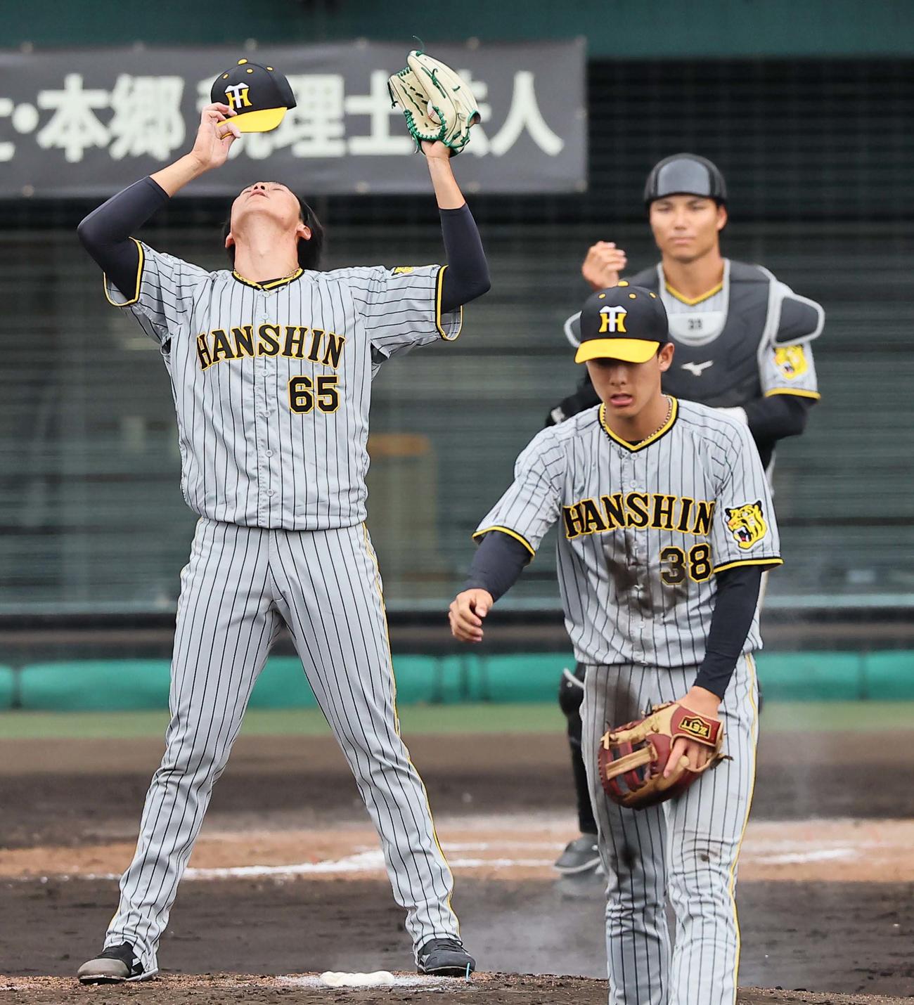 巨人対阪神　7回裏巨人1死満塁、中田の適時打で2失点し天を仰ぐ湯浅（撮影・上田博志）