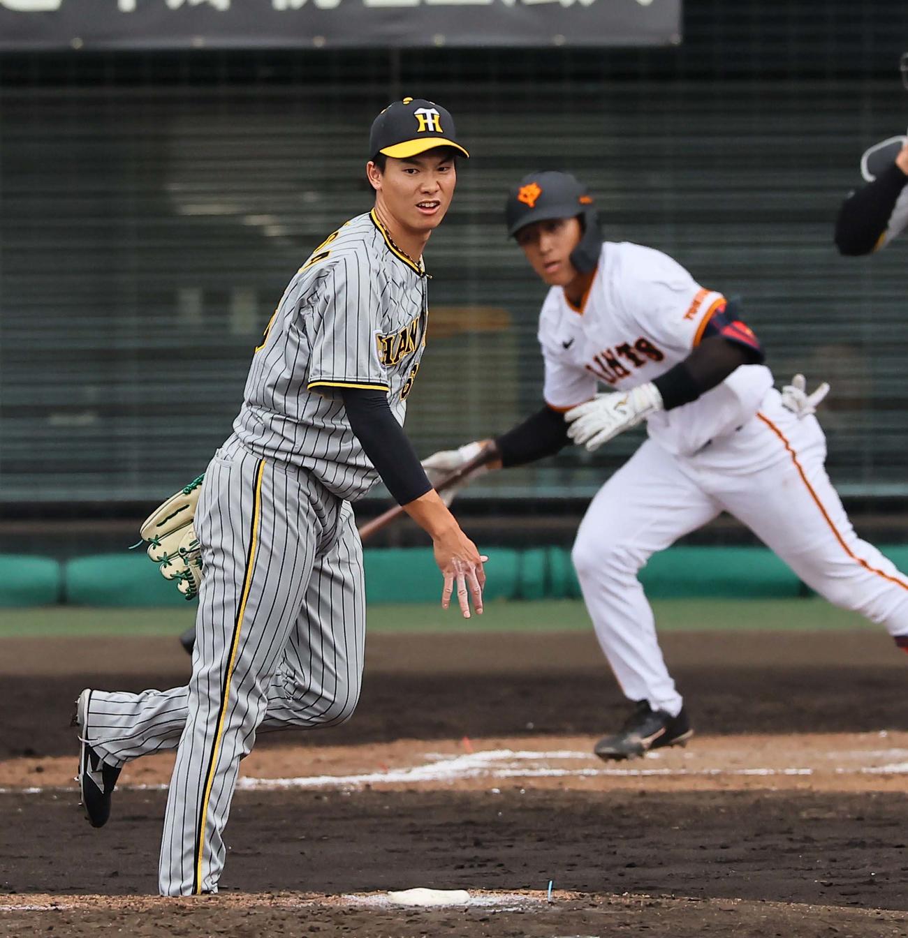 巨人対阪神　7回裏巨人1死満塁、湯浅は中田に2点適時打を浴びる（撮影・上田博志）
