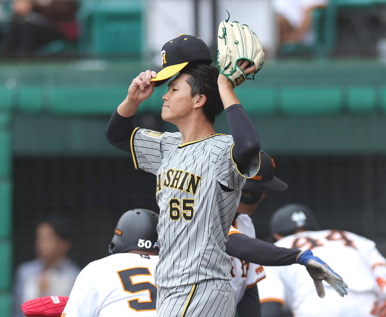 巨人対阪神　7回裏巨人1死満塁、中田に中前2点適時打を浴びた湯浅（手前）（撮影・前田充）