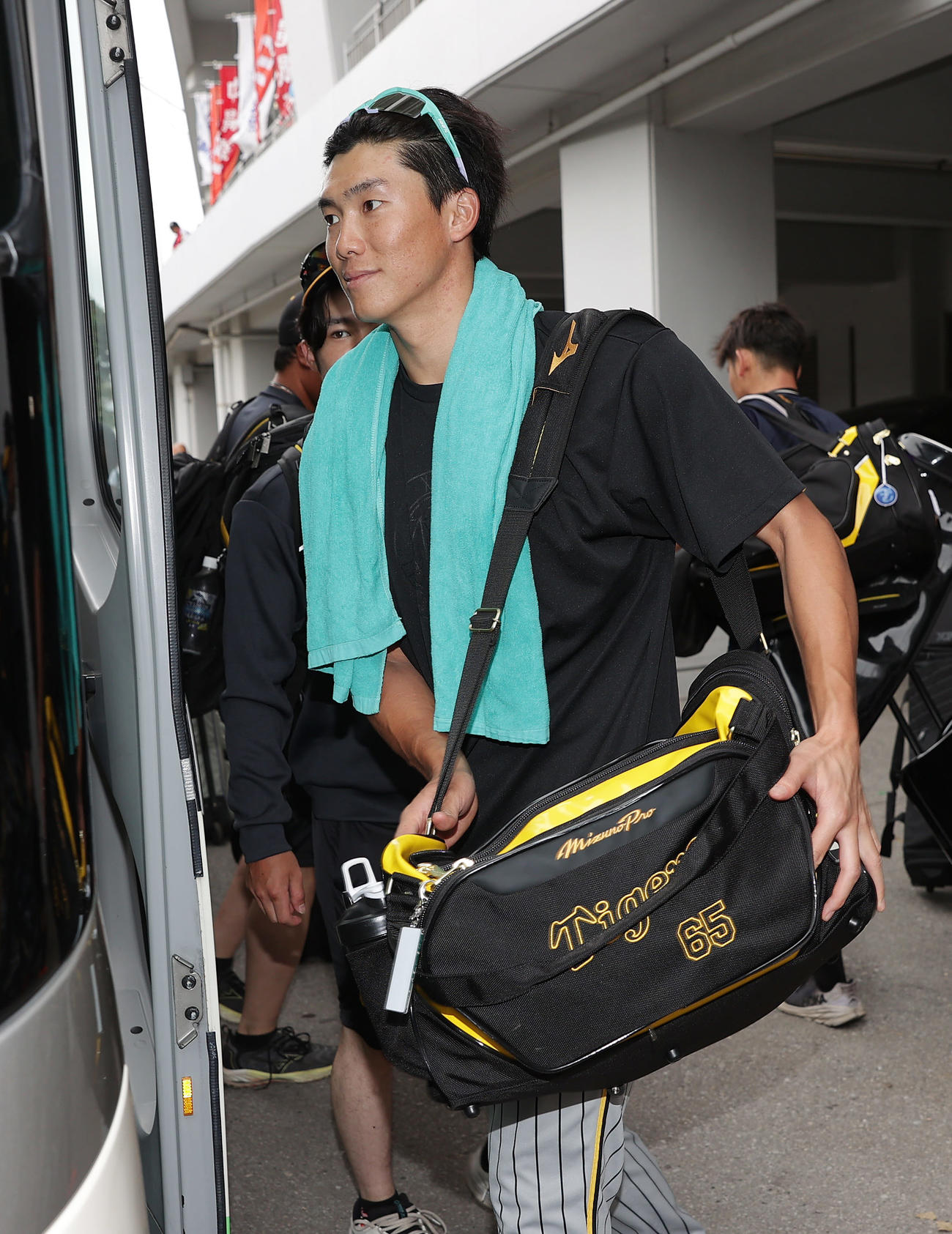 巨人対阪神　試合に敗れ引き揚げる阪神湯浅（撮影・前田充）