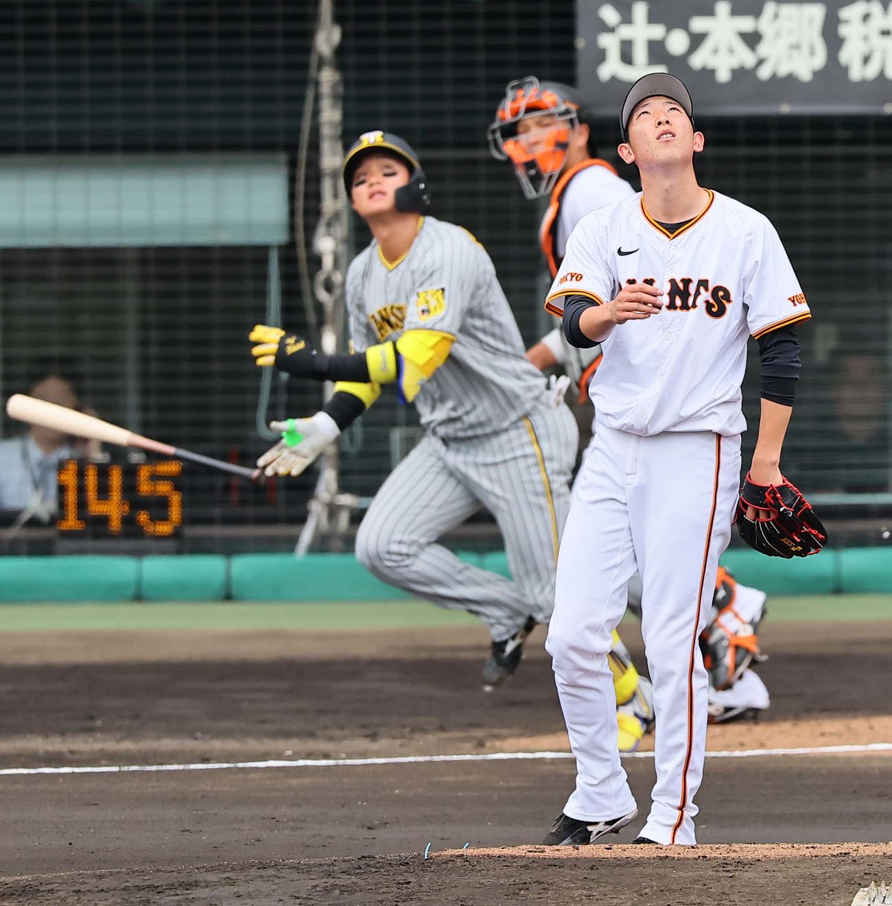 巨人対阪神　1回表阪神1死一塁、森下を中飛に打ち取る戸郷（撮影・上田博志）