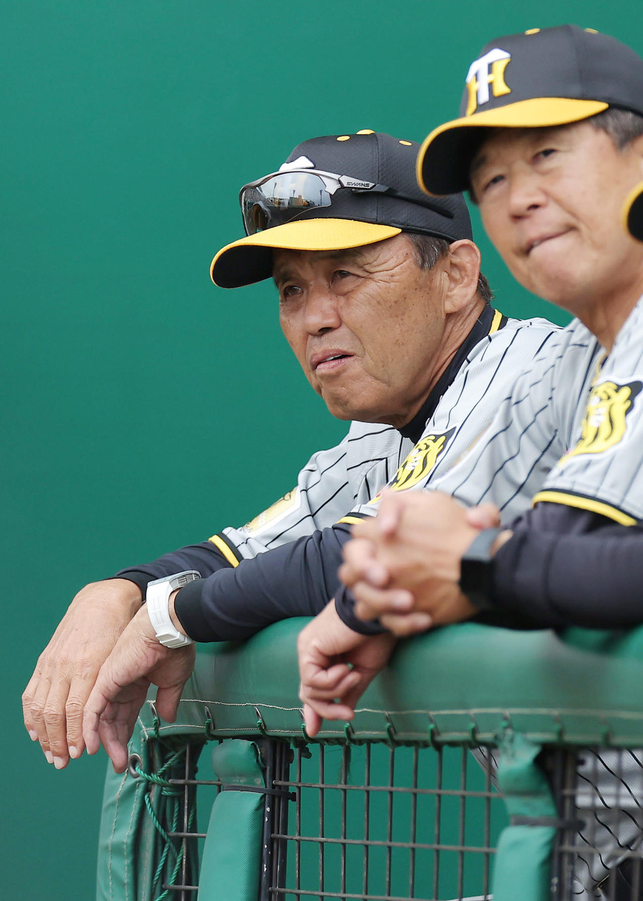 巨人対阪神　7回表、厳しい表情で試合を見つめる阪神岡田監督。右は平田ヘッドコーチ（撮影・前田充）