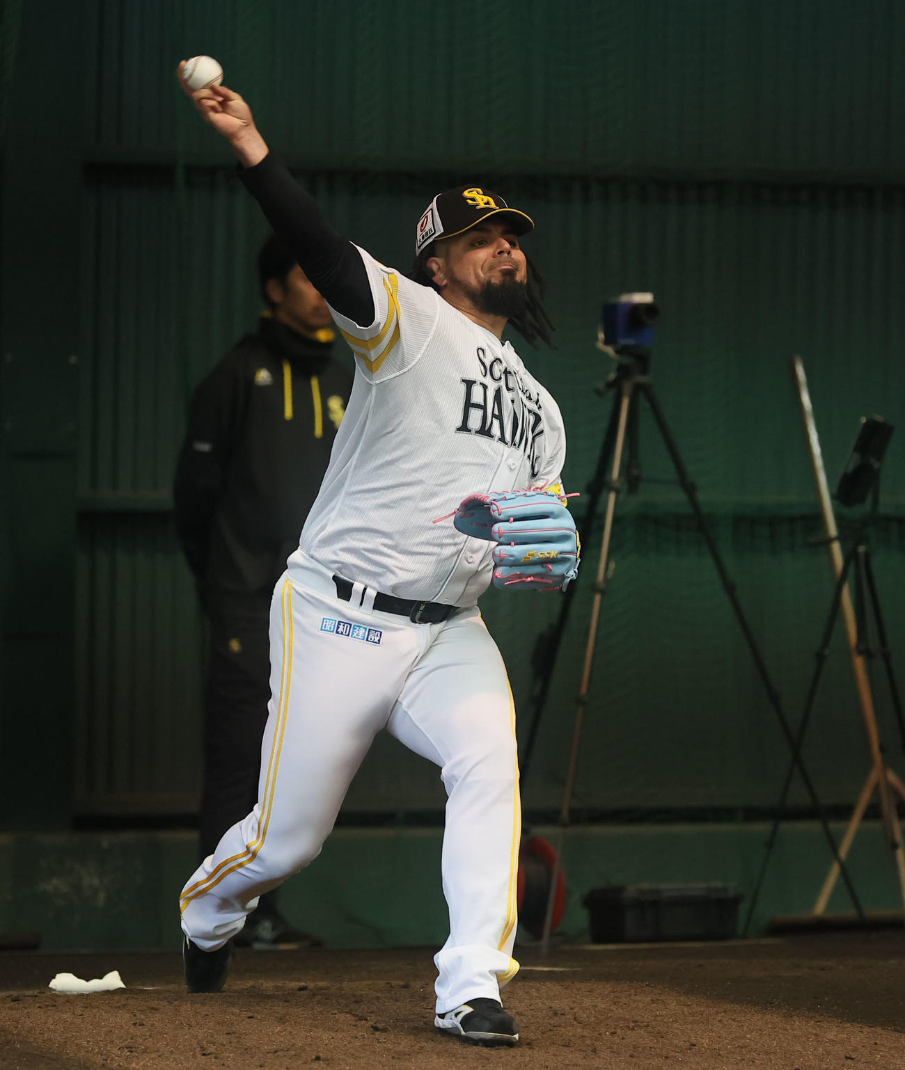 ブルペンで投球するソフトバンクのオスナ（撮影・冨田成美）