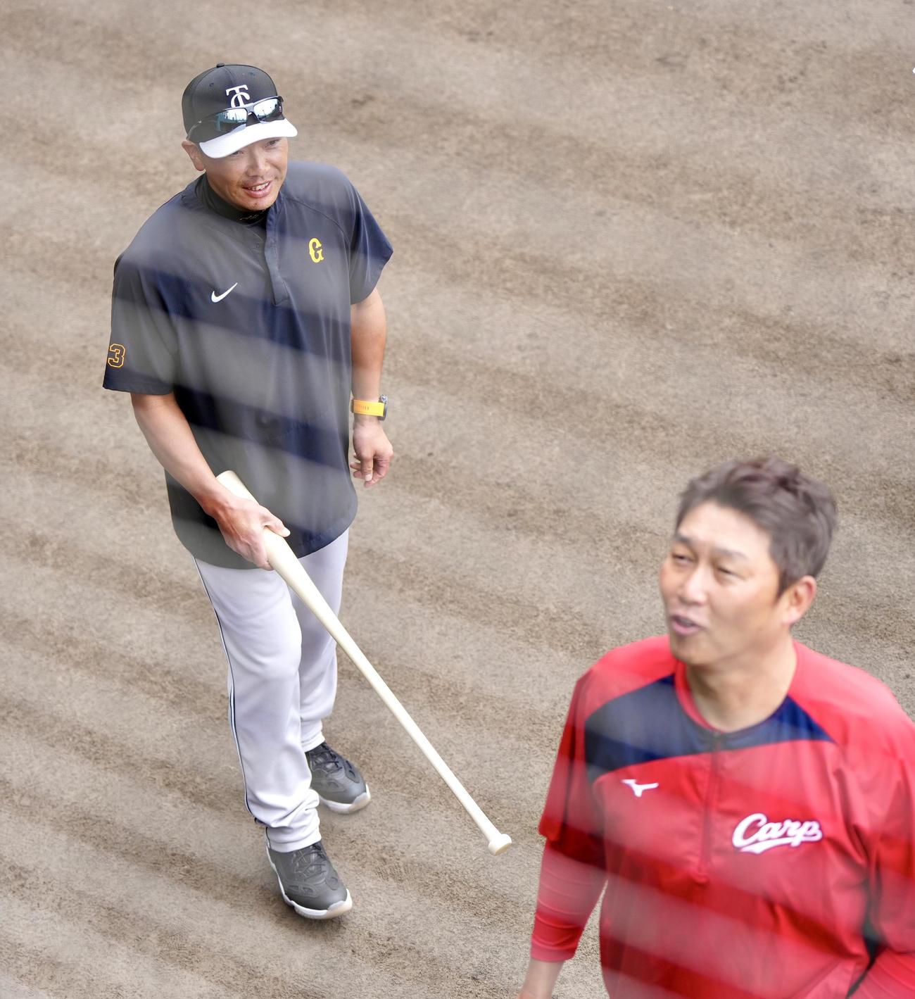 広島対巨人　試合前、広島新井監督（右）に近づく巨人阿部監督（撮影・江口和貴）