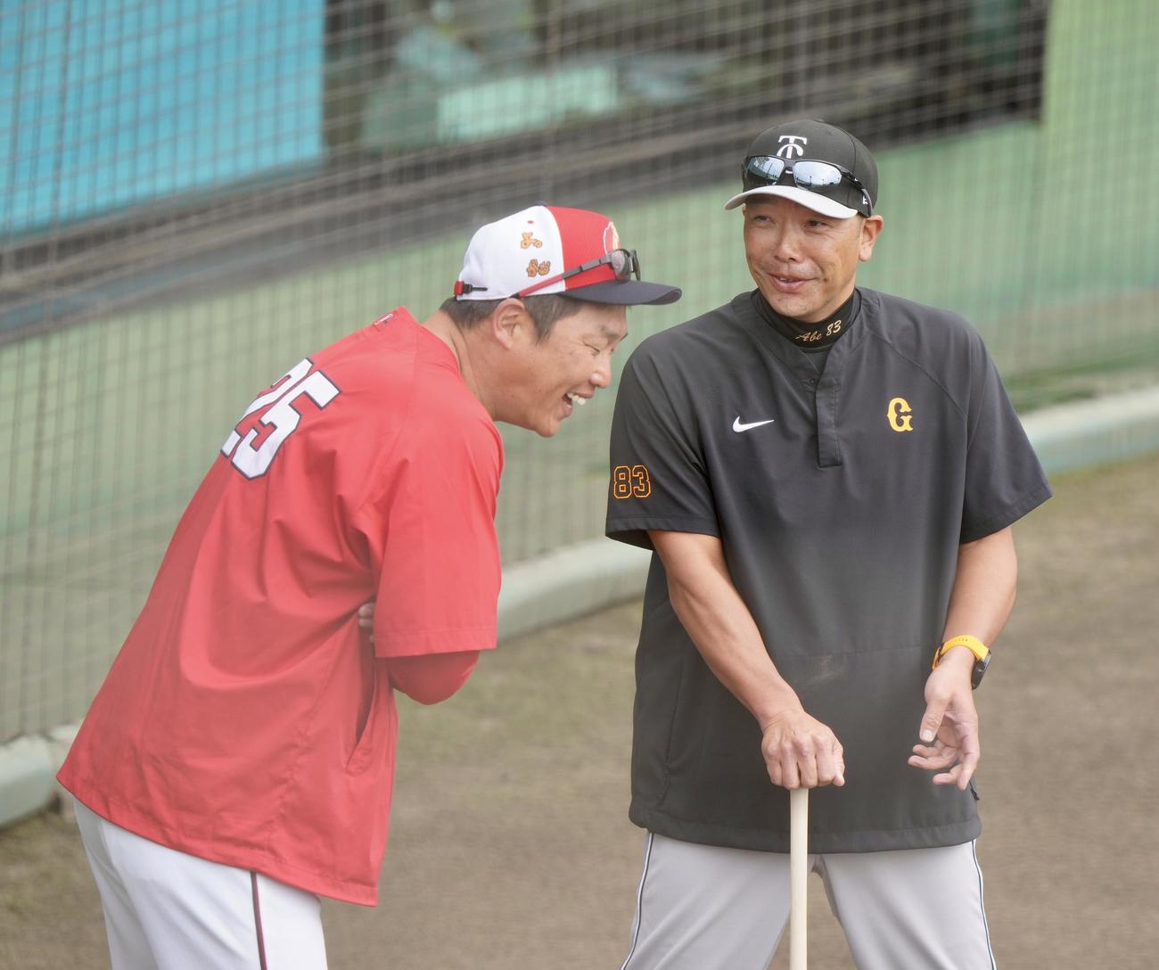 広島対巨人　試合前、言葉を交わす広島新井監督（左）と巨人阿部監督（撮影・江口和貴）