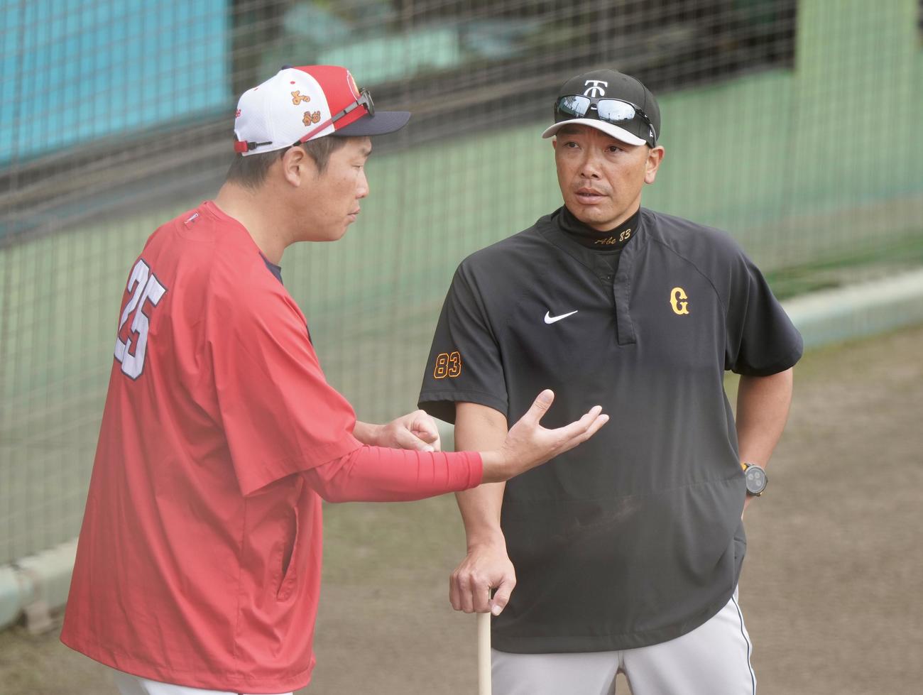 広島対巨人　試合前、言葉を交わす広島新井監督（左）と巨人阿部監督（撮影・江口和貴）