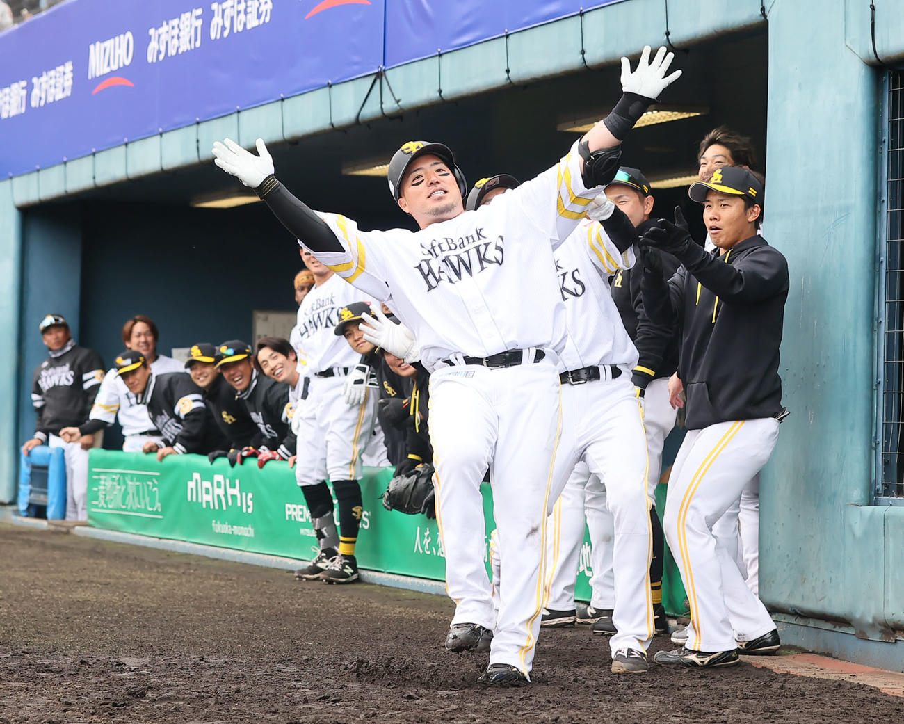 ソフトバンク対楽天モンキーズ　3回裏ソフトバンク無死二塁、山川は左越えに2点本塁打を放ちどすこいポーズを披露（撮影・冨田成美）