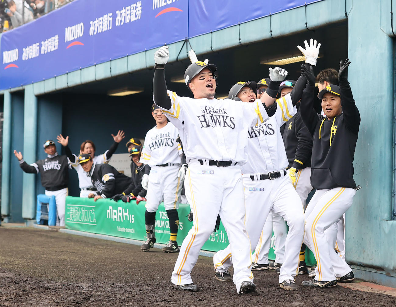 ソフトバンク対楽天モンキーズ　3回裏ソフトバンク無死二塁、山川は左越えに2点本塁打を放ちどすこいポーズを披露（撮影・冨田成美）