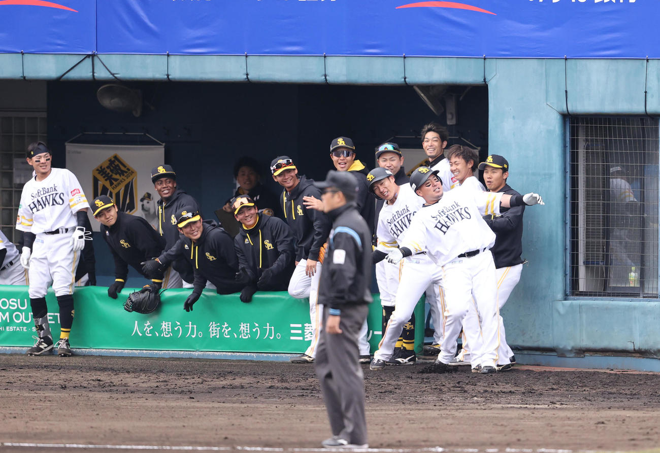 ソフトバンク対楽天モンキーズ　3回裏ソフトバンク無死二塁、山川は左越えに2点本塁打を放つ、柳田と「どすこい！！！」