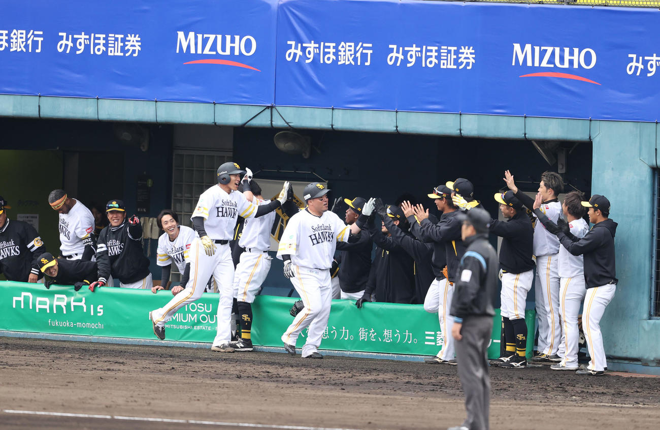 ソフトバンク対楽天モンキーズ　3回裏ソフトバンク無死二塁、山川は左越えに2点本塁打を放つ、柳田と「どすこい！！！」