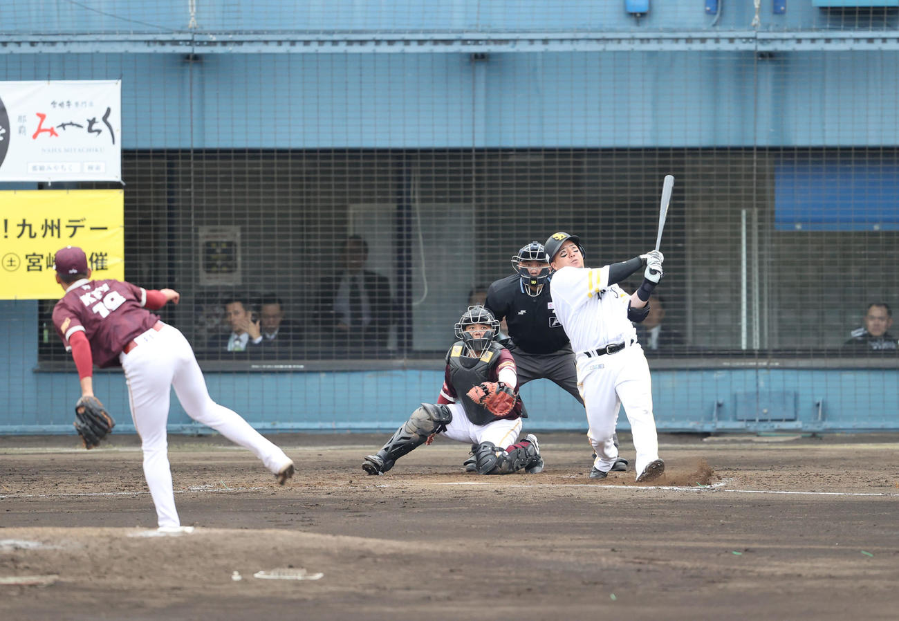ソフトバンク対楽天モンキーズ　3回裏ソフトバンク無死二塁、山川は左越えに2点本塁打を放つ（撮影・梅根麻紀）