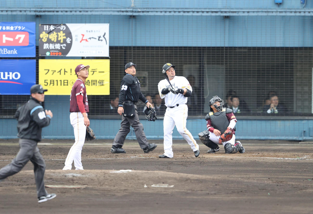 ソフトバンク対楽天モンキーズ　3回裏ソフトバンク無死二塁、山川は左越えに2点本塁打を放つ（撮影・梅根麻紀）