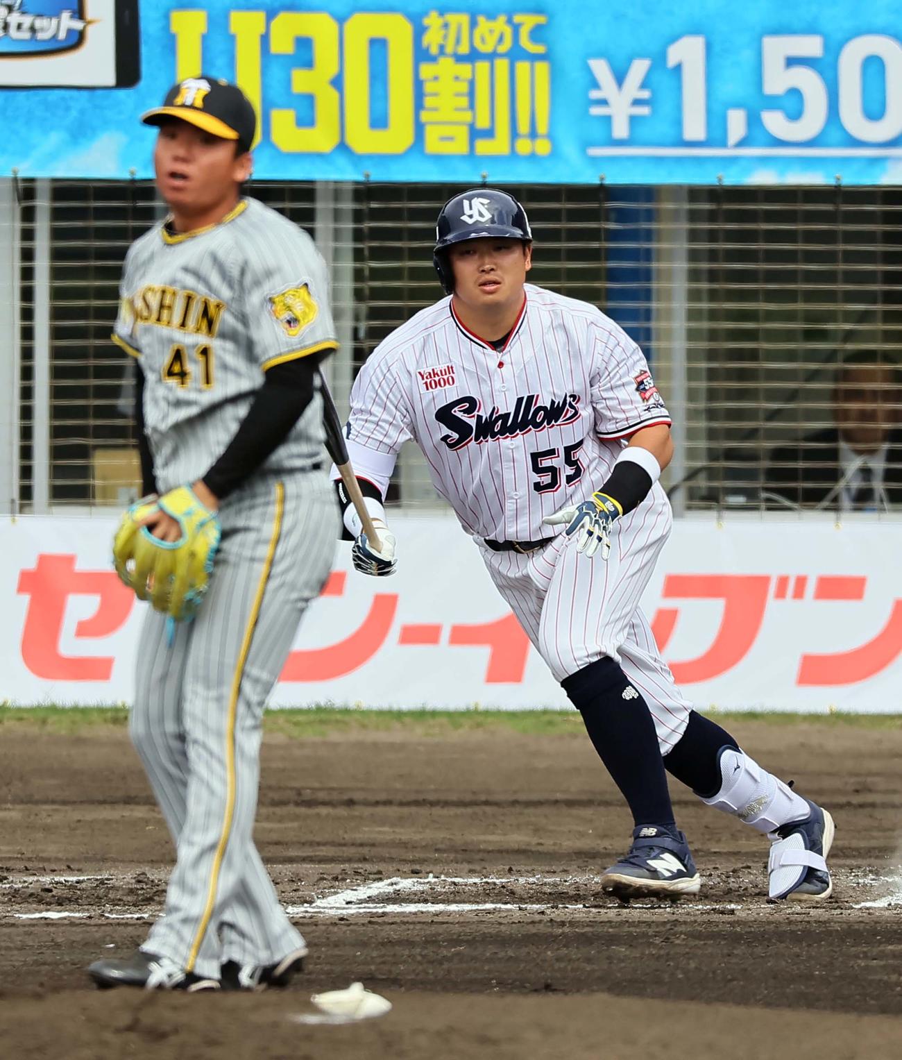 ヤクルト対阪神　1回裏ヤクルト2死、村上宗は中前打を放つ。投手は村上頌（撮影・上田博志）