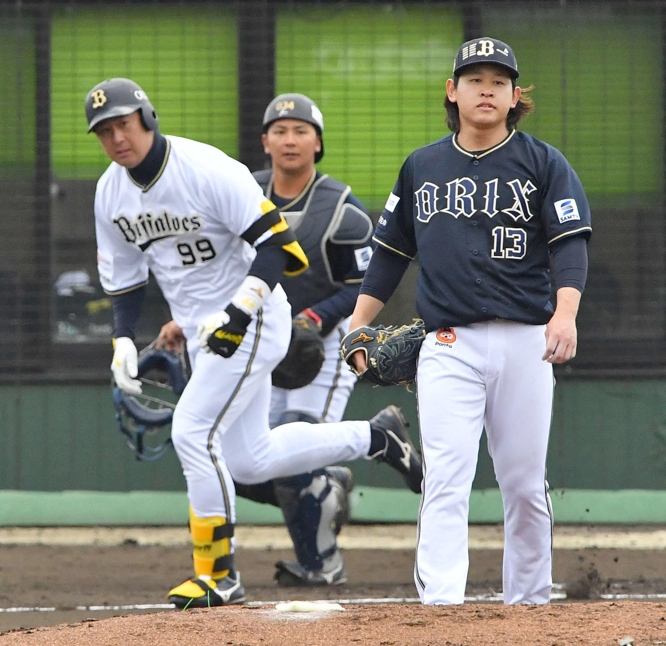 オリックス紅白戦　1回裏白組2死一塁、杉本（左）を遊ゴロに抑えたオリックス宮城（撮影・岩下翔太）