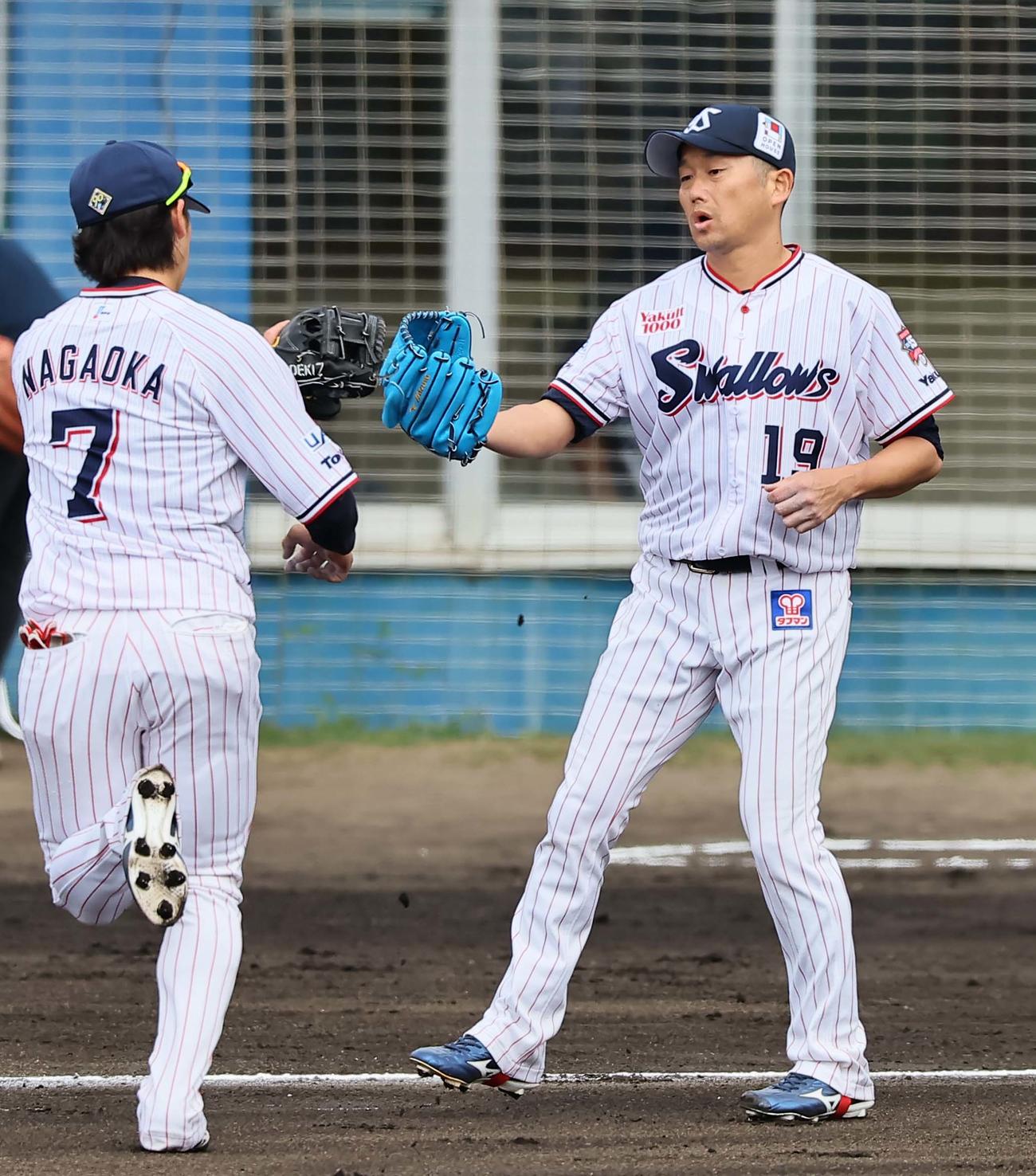 ヤクルト対阪神　初回を無失点に抑えた石川は長岡とグラブタッチする（撮影・上田博志）