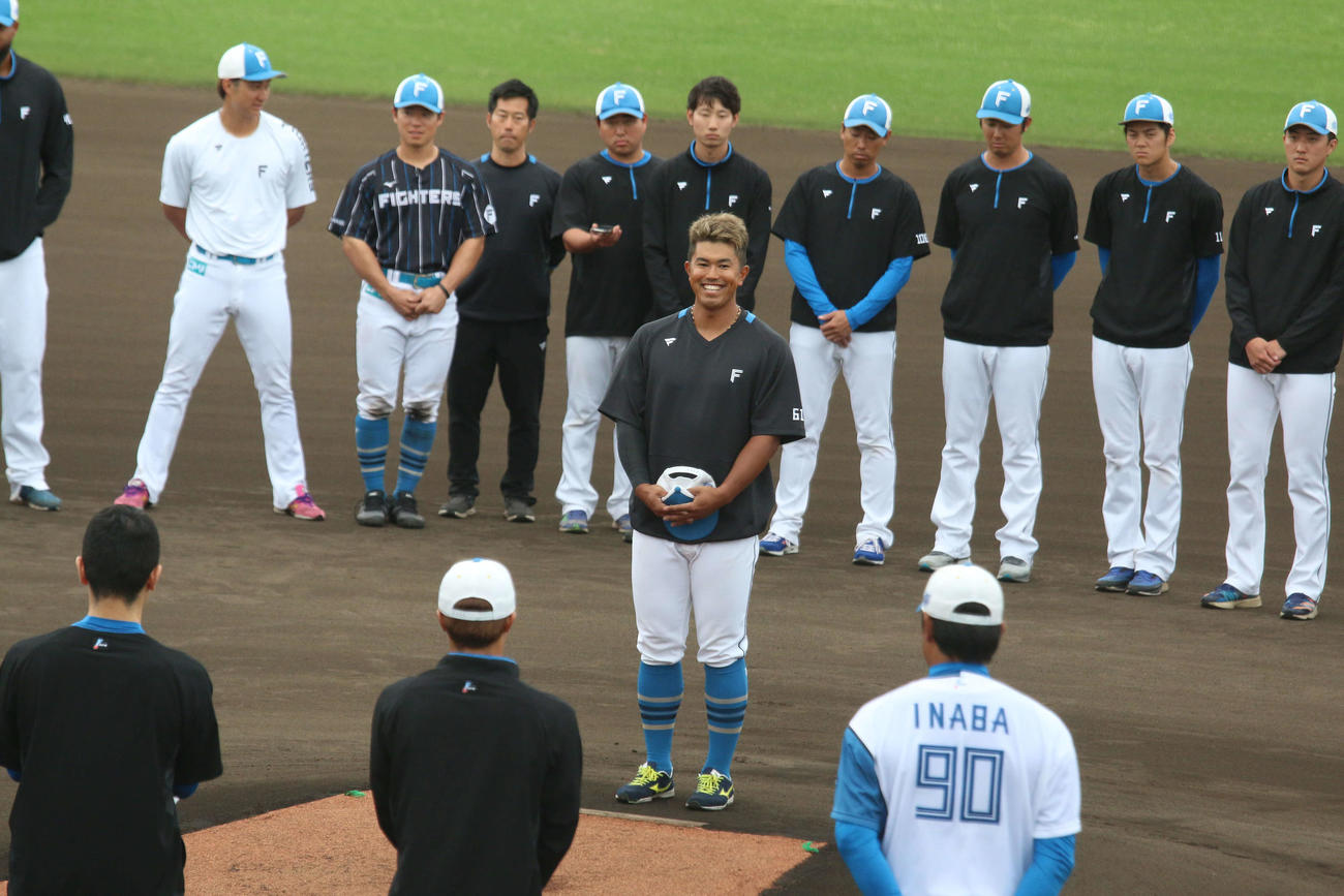 手締めのあいさつをする日本ハム今川優馬外野手を中心に輪になる稲葉2軍監督（手前右）ら（撮影・中島宙恵）