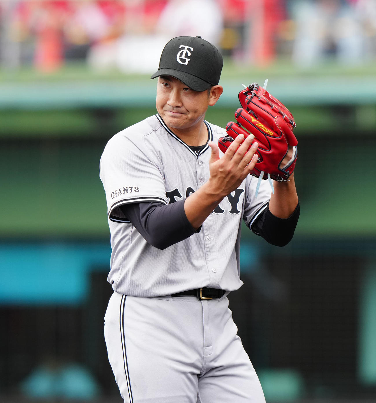 広島対巨人　1回裏終了後、ベンチに引き揚げる巨人先発の菅野（撮影・江口和貴）