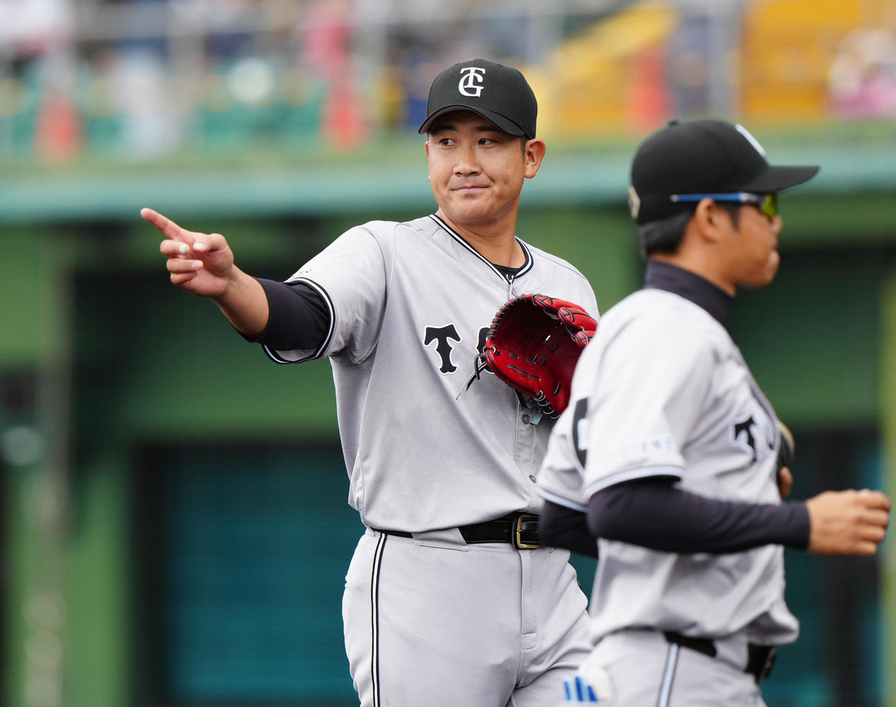 広島対巨人　1回裏終了後、ベンチに引き揚げる巨人先発の菅野（撮影・江口和貴）