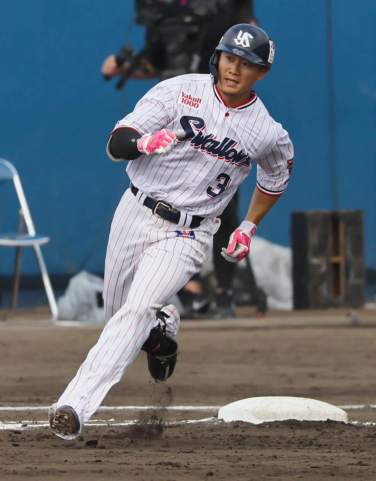 ヤクルト対阪神　5回裏ヤクルト1死、西川は二塁打を放つ（撮影・上田博志）
