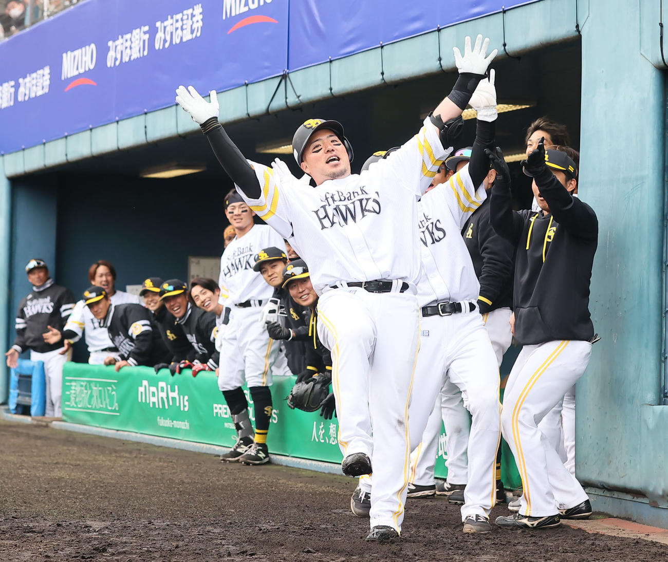 ソフトバンク対楽天モンキーズ　3回裏ソフトバンク無死二塁、山川は左越えに2点本塁打を放ち、移籍後初の「どすこいポーズ」を披露する（撮影・冨田成美）