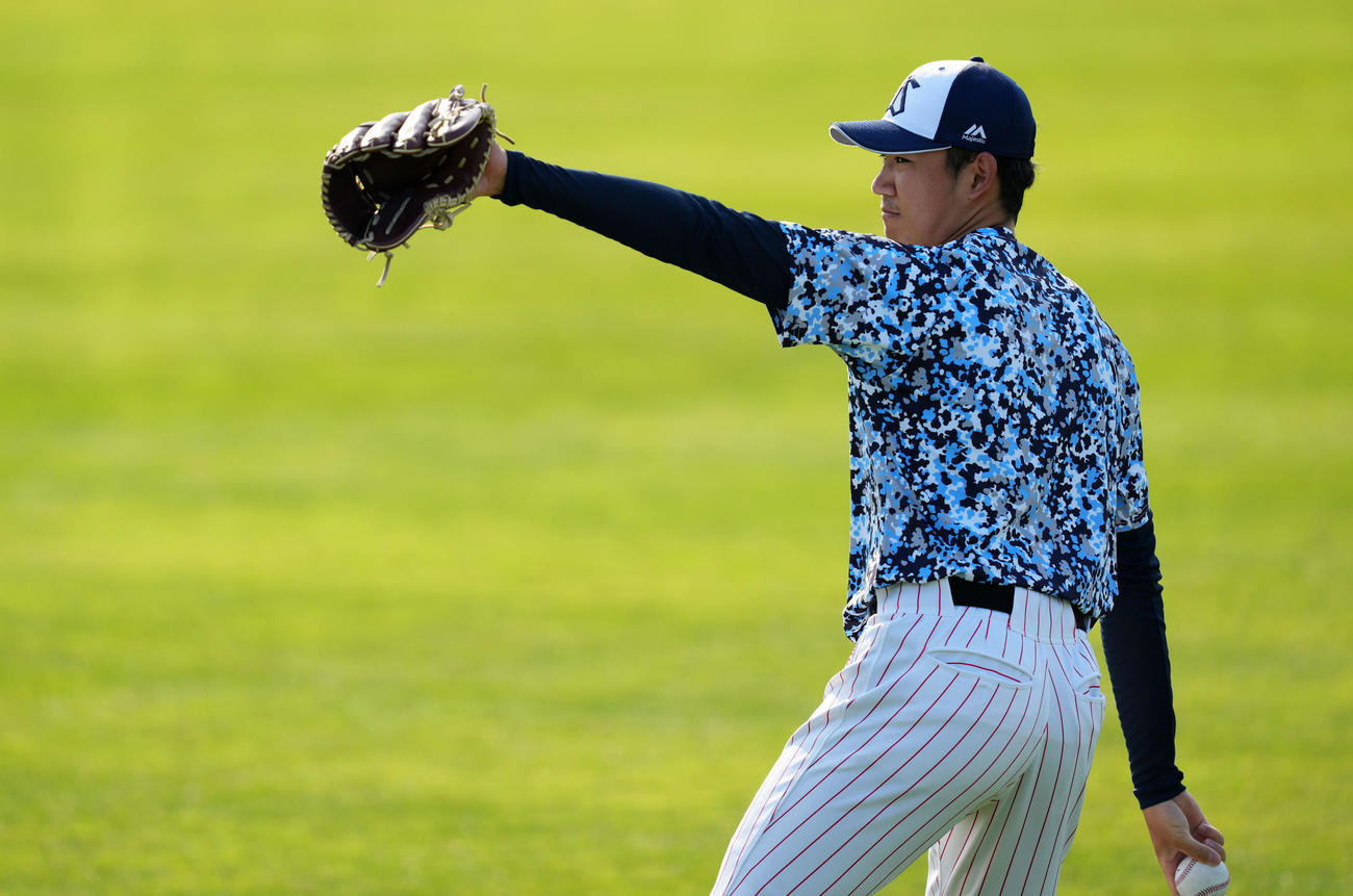 ヤクルト対阪神　キャッチボールをするヤクルト奥川（撮影・横山健太）