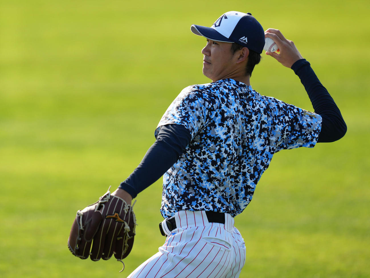 ヤクルト対阪神　キャッチボールをするヤクルト奥川（撮影・横山健太）