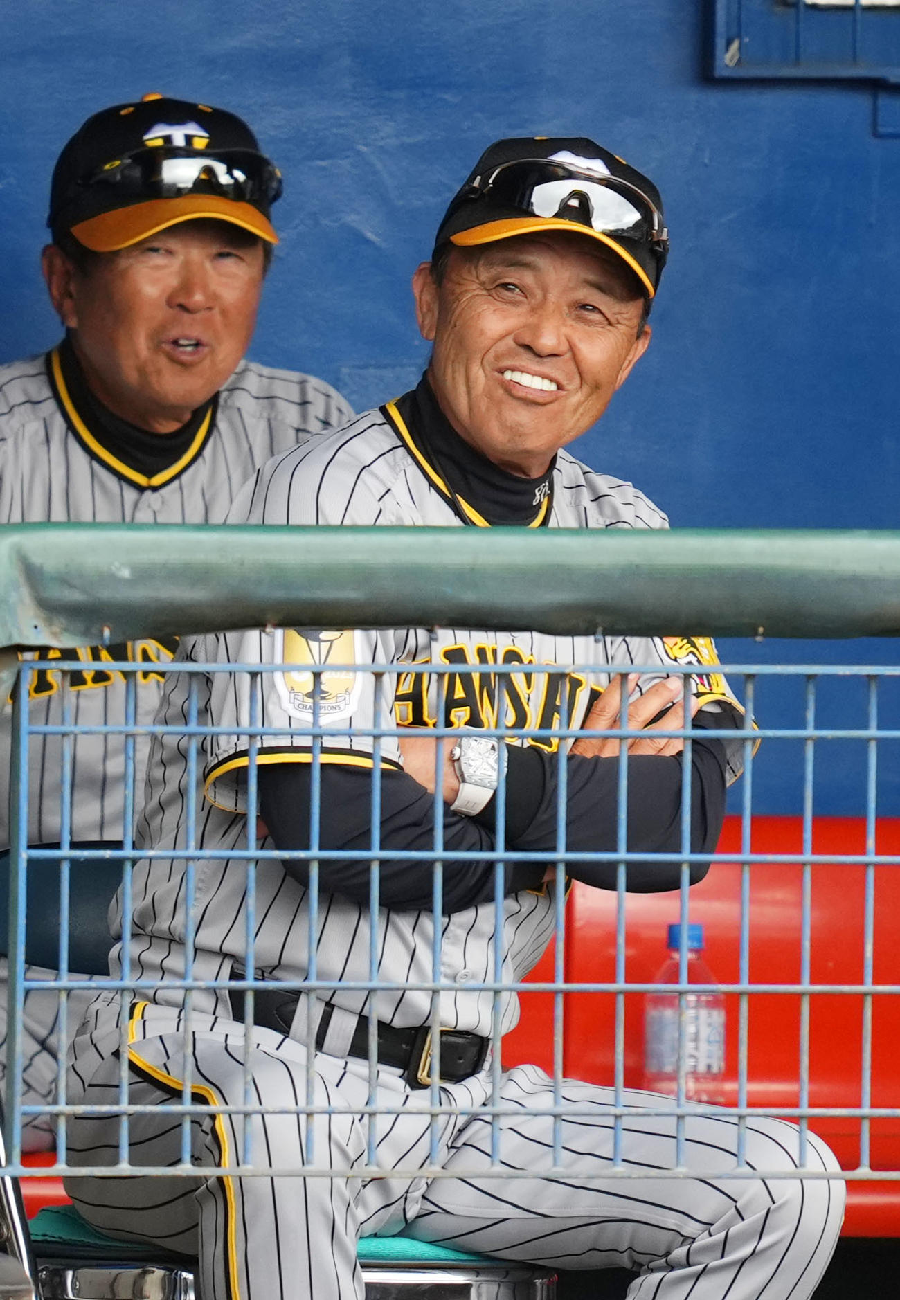 ヤクルト対阪神　9回表開始前、ベンチで笑顔をみせる岡田監督（右）（撮影・横山健太）