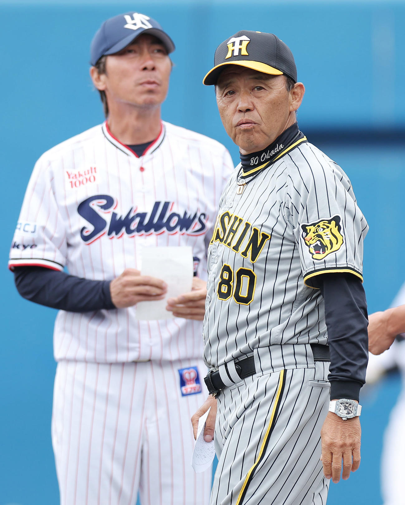 ヤクルト対阪神　試合前、ヤクルト高津監督（左）とメンバー表を交換する阪神岡田監督（撮影・前田充）