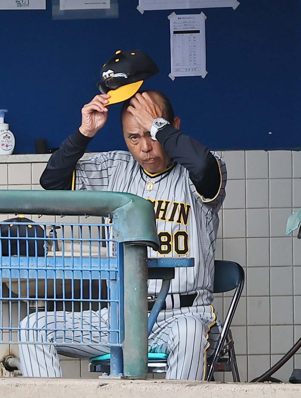 ヤクルト対阪神　ベンチで厳しい表情を見せる岡田監督（撮影・上田博志）
