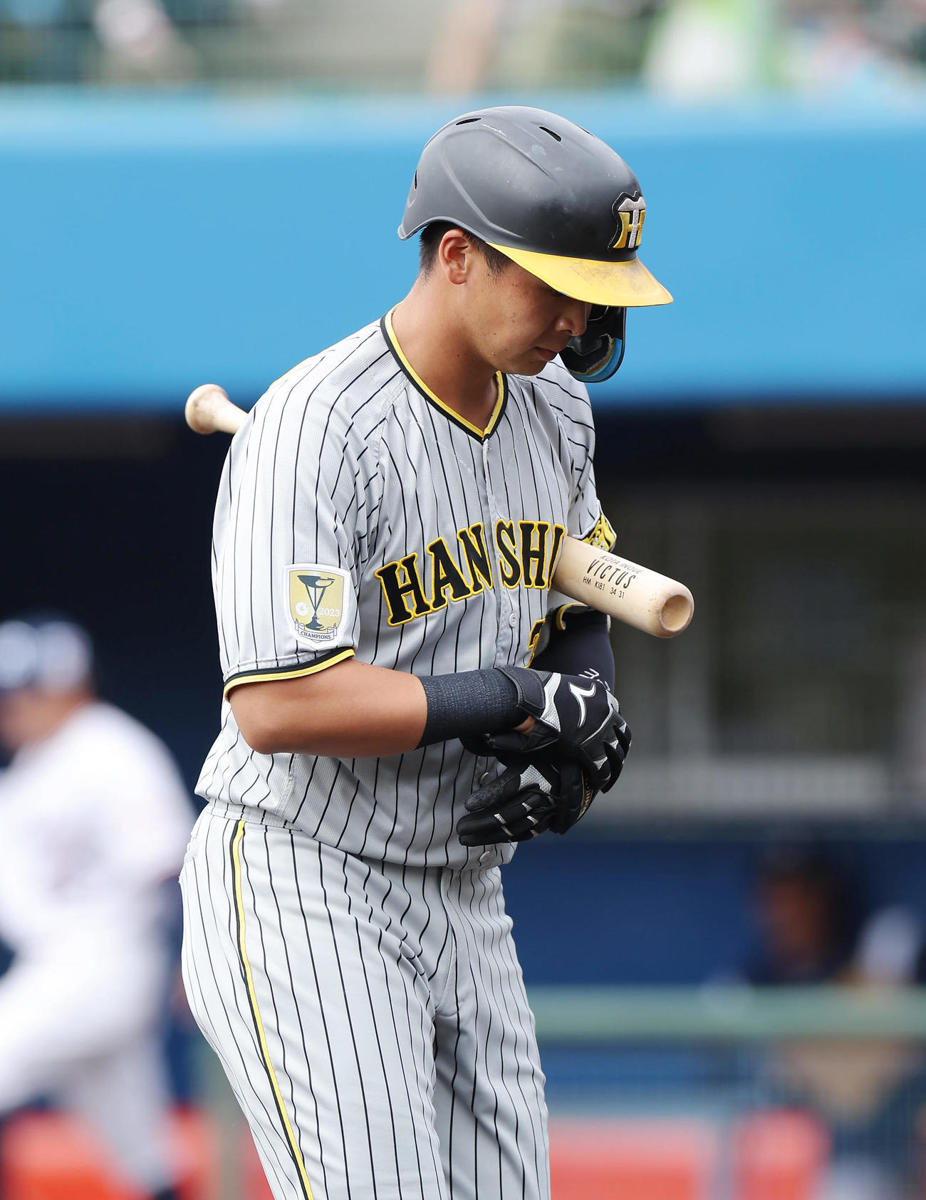 ヤクルト対阪神　2回表阪神2死、空振り三振に倒れベンチへ戻る井上（撮影・前田充）