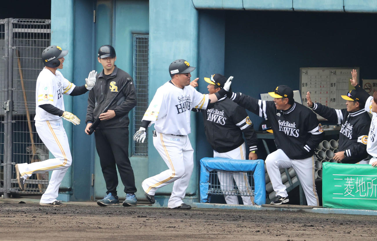 ソフトバンク対楽天モンキーズ　3回裏ソフトバンク無死二塁、山川は左越えに2点本塁打を放ち小久保監督とハイタッチ（撮影・梅根麻紀）