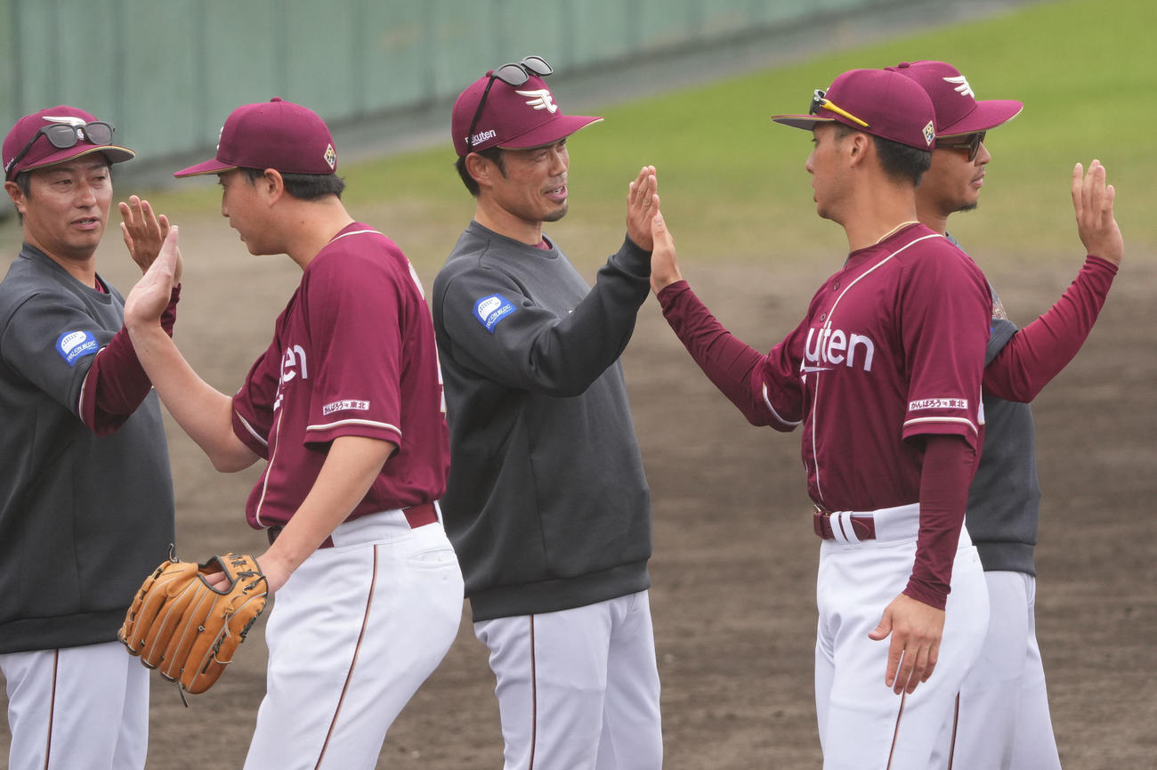 中日対楽天　試合終了、対外試合初勝利に笑顔でナインを迎える今江監督（中央）（撮影・森本幸一）