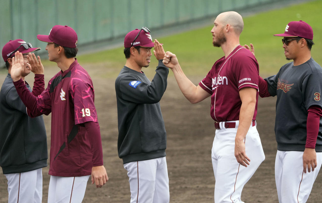中日対楽天　試合終了、対外試合初勝利に笑顔でナインを迎える今江監督（中央）（撮影・森本幸一）