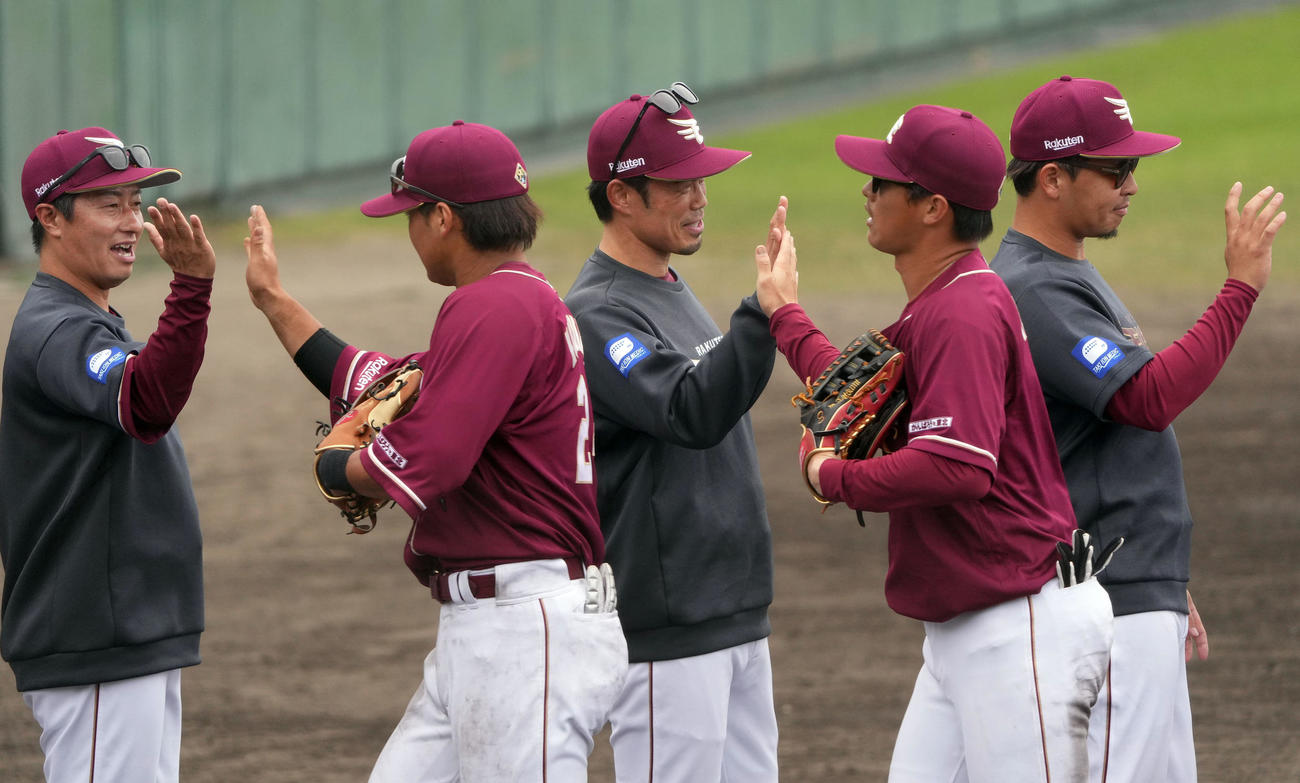 中日対楽天　試合終了、対外試合初勝利に笑顔でナインを迎える今江監督（中央）（撮影・森本幸一）