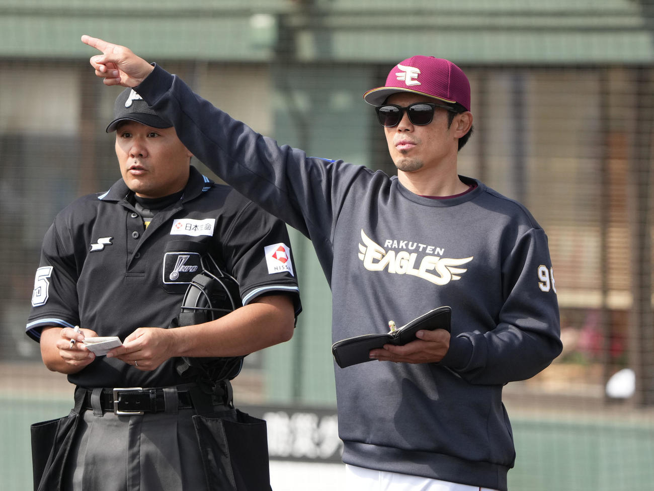 中日対楽天　5回表終了、選手交代を告げる今江監督（右）（撮影・森本幸一）