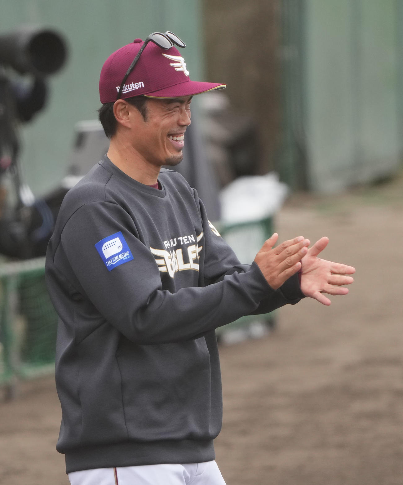 中日対楽天　試合終了、対外試合初勝利に笑顔でナインを迎える今江監督（撮影・森本幸一）