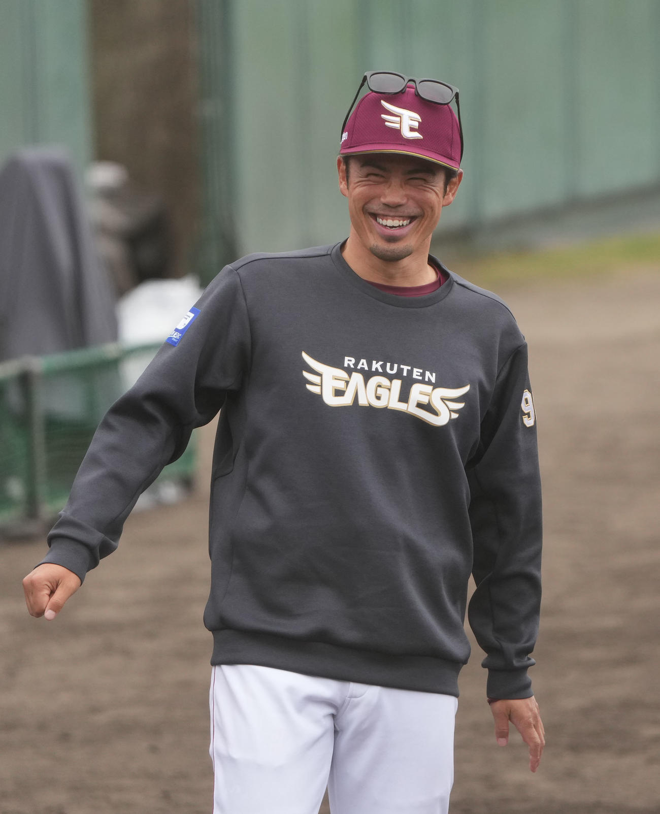 中日対楽天　試合終了、対外試合初勝利に笑顔でナインを迎える今江監督（撮影・森本幸一）