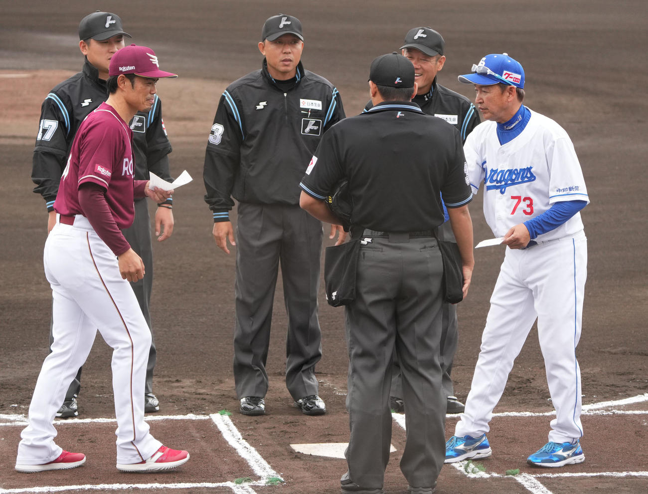 中日対楽天　試合前、立浪監督とメンバー表を交換する今江監督（左）（撮影・森本幸一）