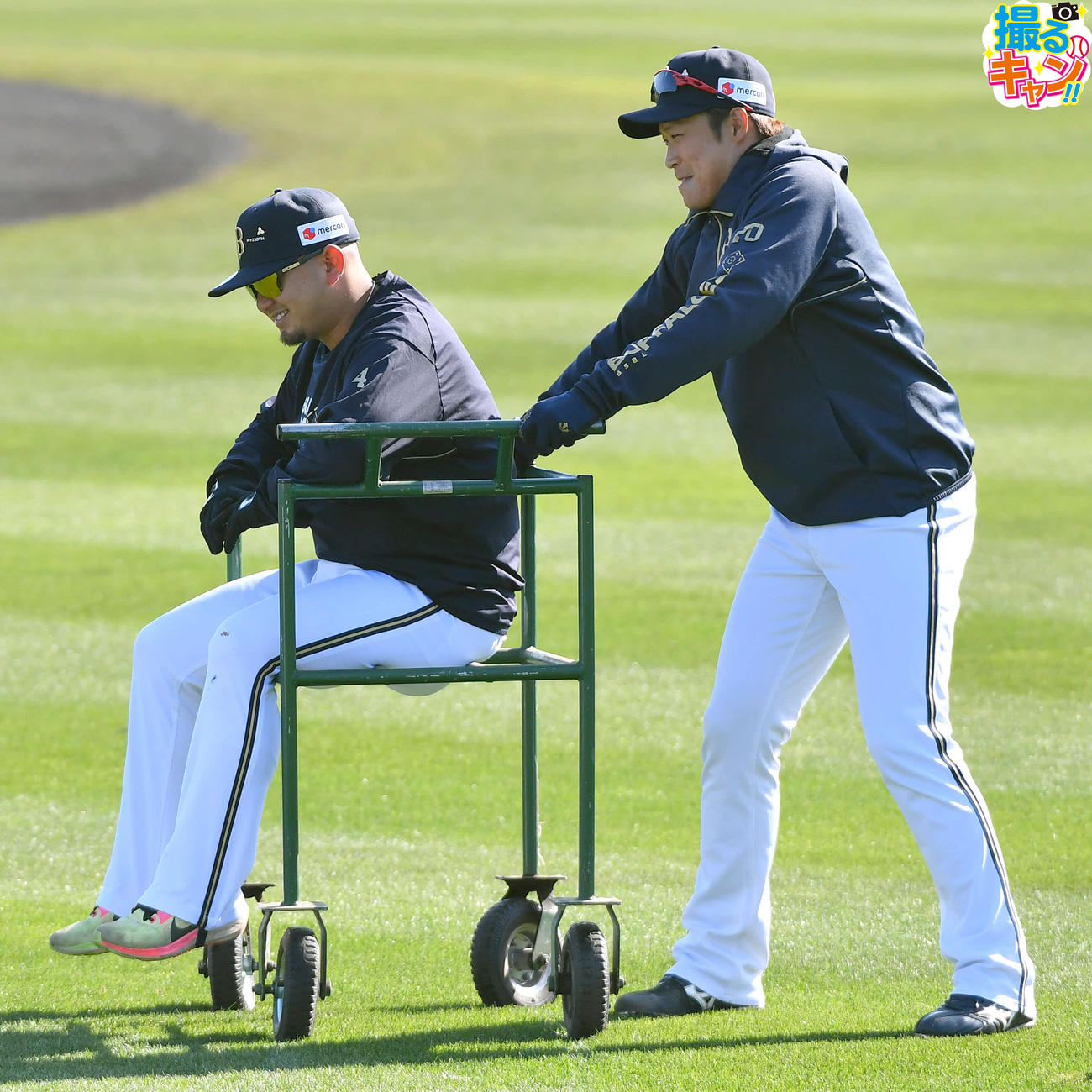 森友哉（左）が座るカートをゆらすオリックス阿部翔太（撮影・岩下翔太）