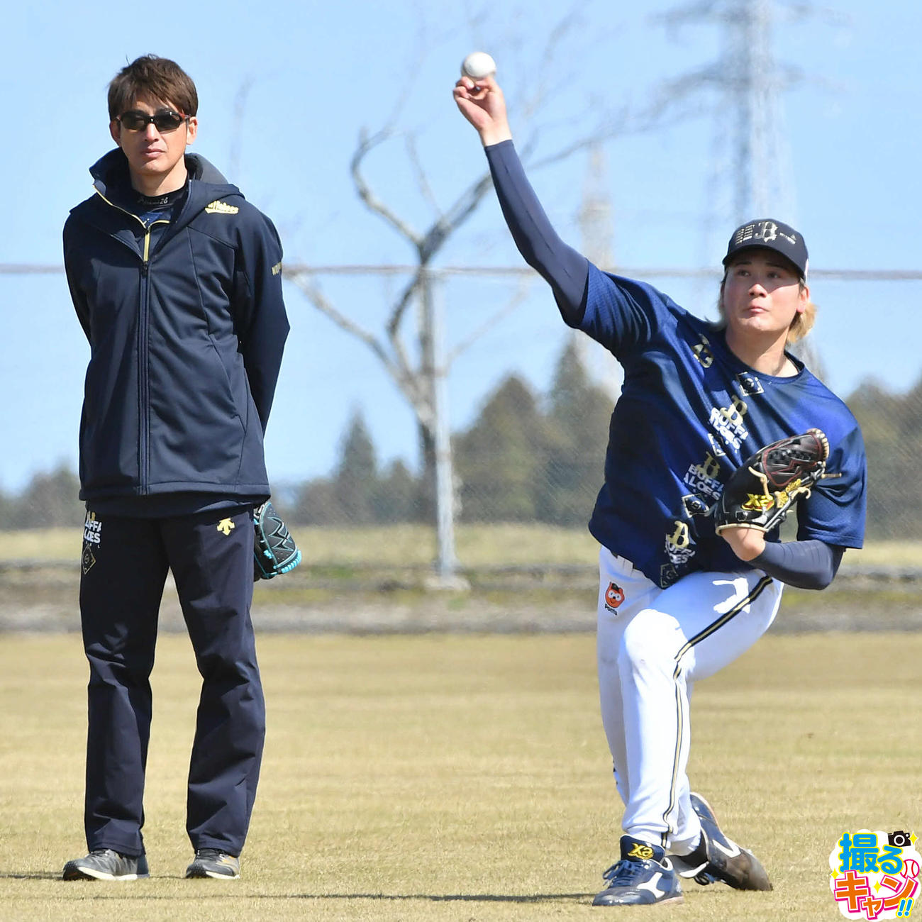 前佑囲斗（右）のキャッチボールを見つめるオリックス能見篤史臨時コーチ（撮影・岩下翔太）