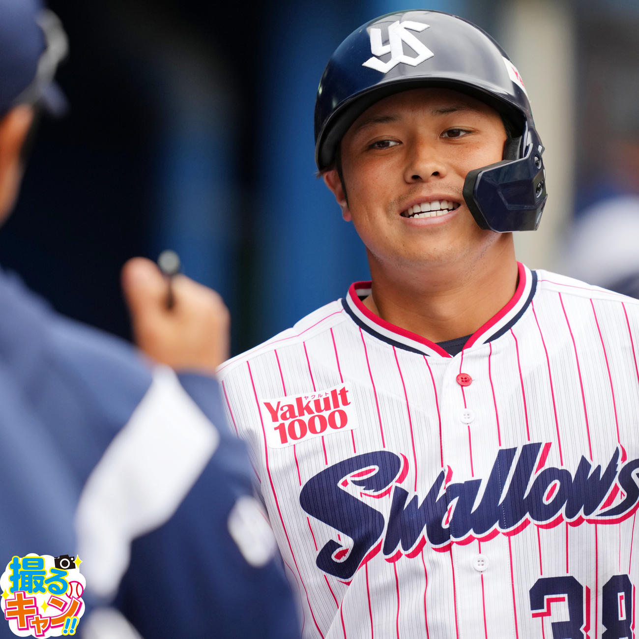 ヤクルト対起亜　９回裏ヤクルト１死、左中間へソロ本塁打本塁打を放ち笑顔でタッチを交わす北村拓己（撮影・横山健太）