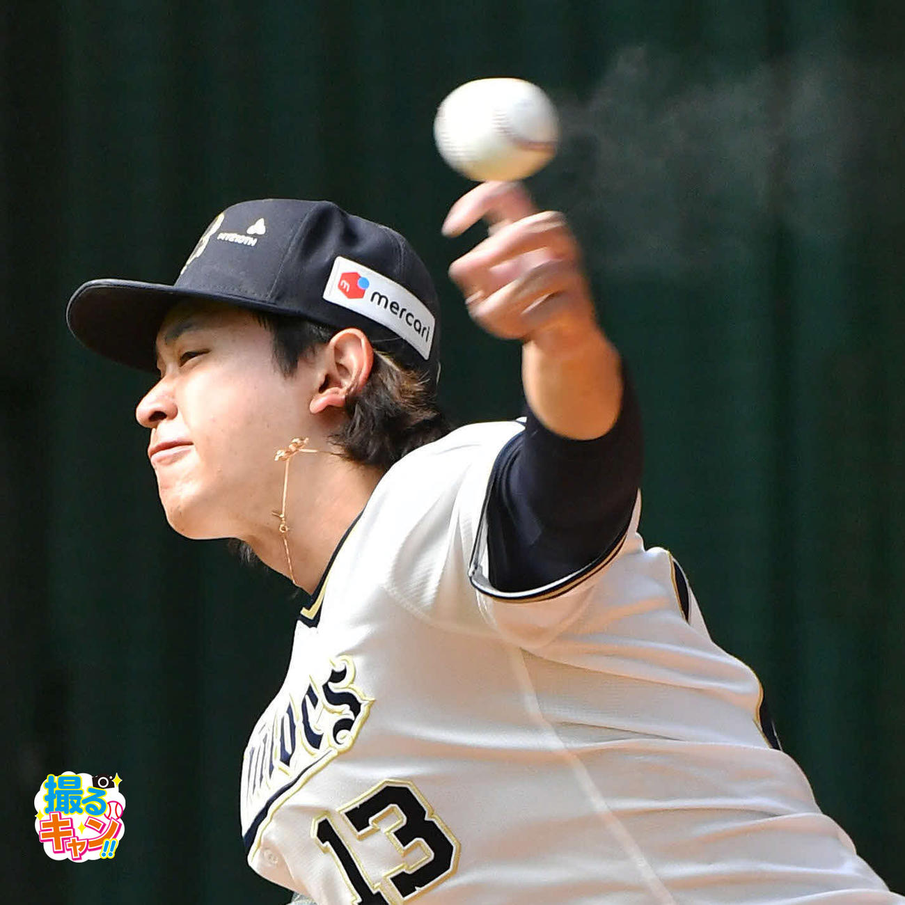 ブルペンでフォークを投げるオリックス宮城大弥（撮影・岩下翔太）