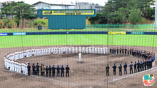 一本締めで春季キャンプを終えた阪神ナイン（撮影・上田博志）