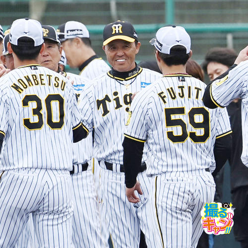 宜野座春季キャンプを打ち上げナインと笑顔でタッチする阪神岡田彰布監督（撮影・前岡正明）