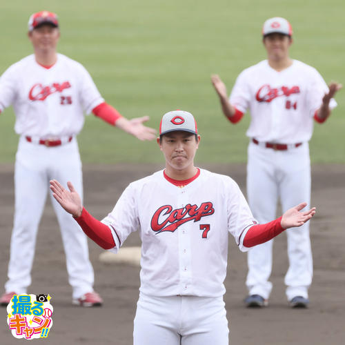 広島沖縄キャンプ　キャンプ一本締めをする堂林翔太（中央）と左から新井貴浩監督、高木翔斗（撮影・加藤孝規）