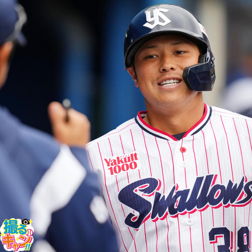 ヤクルト対起亜　９回裏ヤクルト１死、左中間へソロ本塁打本塁打を放ち笑顔でタッチを交わす北村拓己（撮影・横山健太）