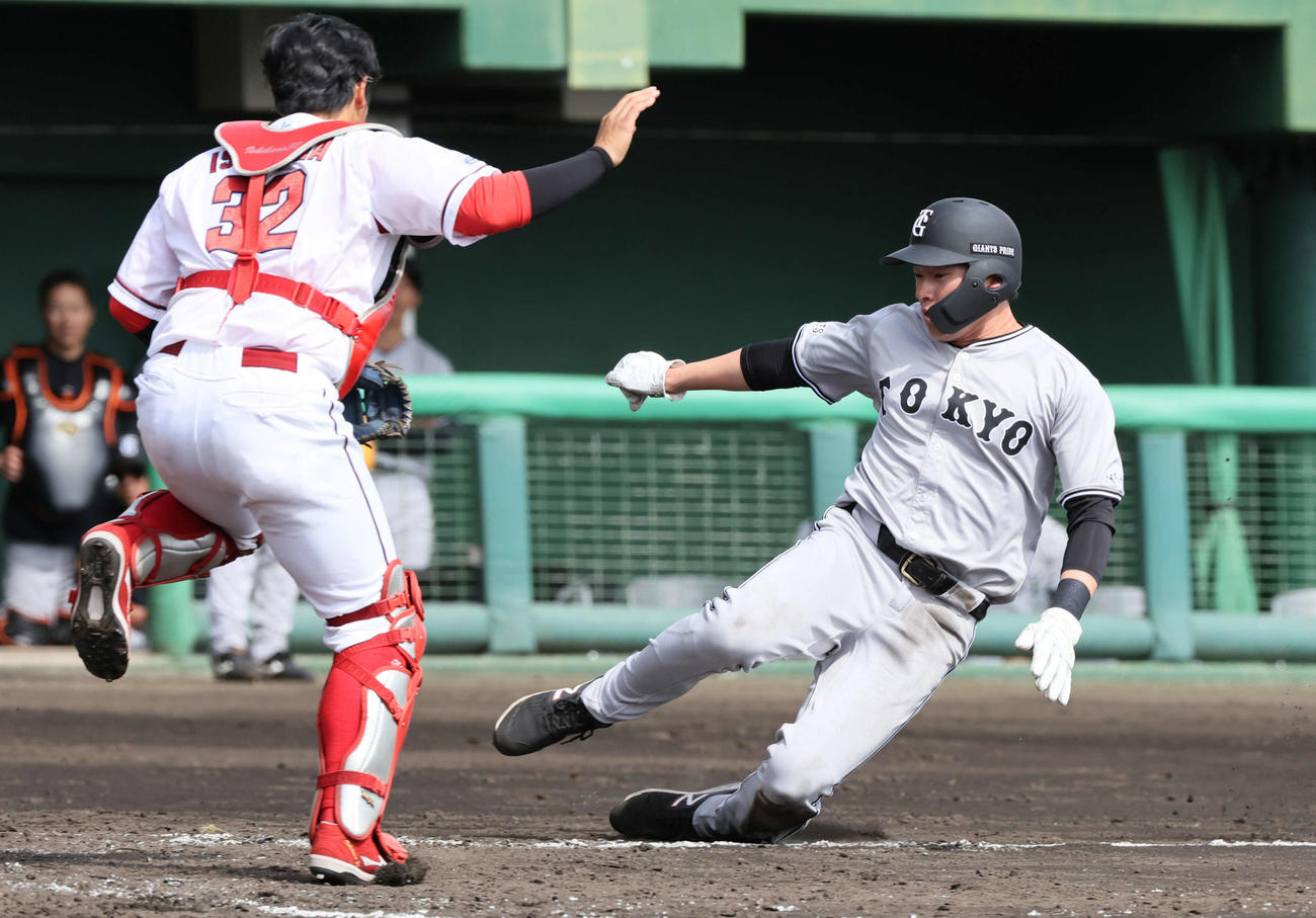 広島対巨人　3回表巨人2死一、二塁、門脇の左適時打で萩尾が生還。捕手は石原（撮影・加藤孝規）