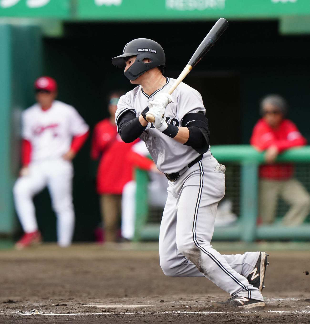 広島対巨人　7回表巨人1死三塁、適時打を放つ萩尾（撮影・江口和貴）